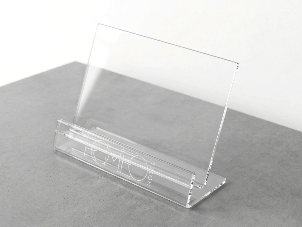 portadepliant da banco plexiglass trasparente con incisione laser